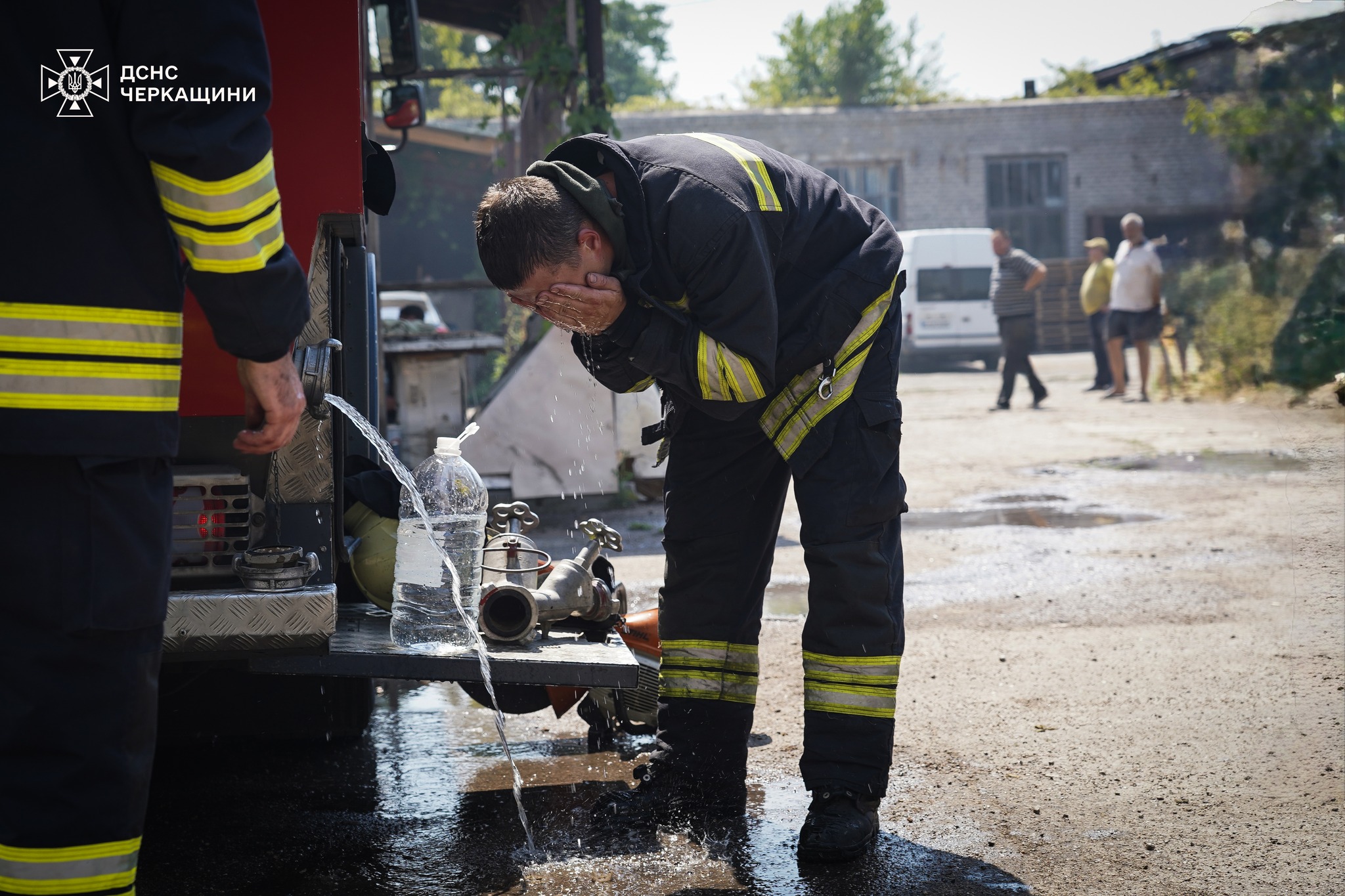 У Черкасах рятувальники ліквідували масштабну пожежу в деревообробному цеху - фото 3