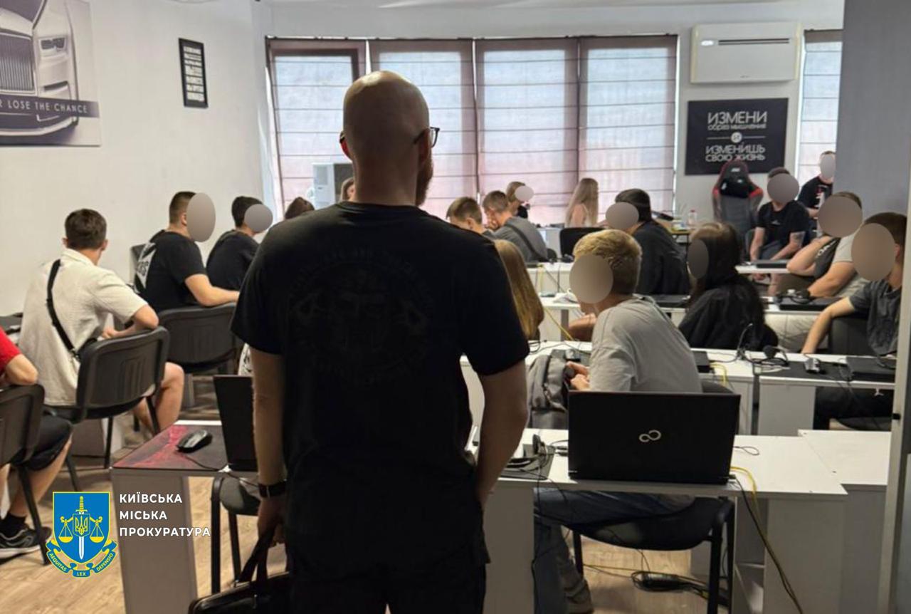 Столичні прокурори припинили роботу колл-центрів, які пропонували інвестувати гроші у крипту
