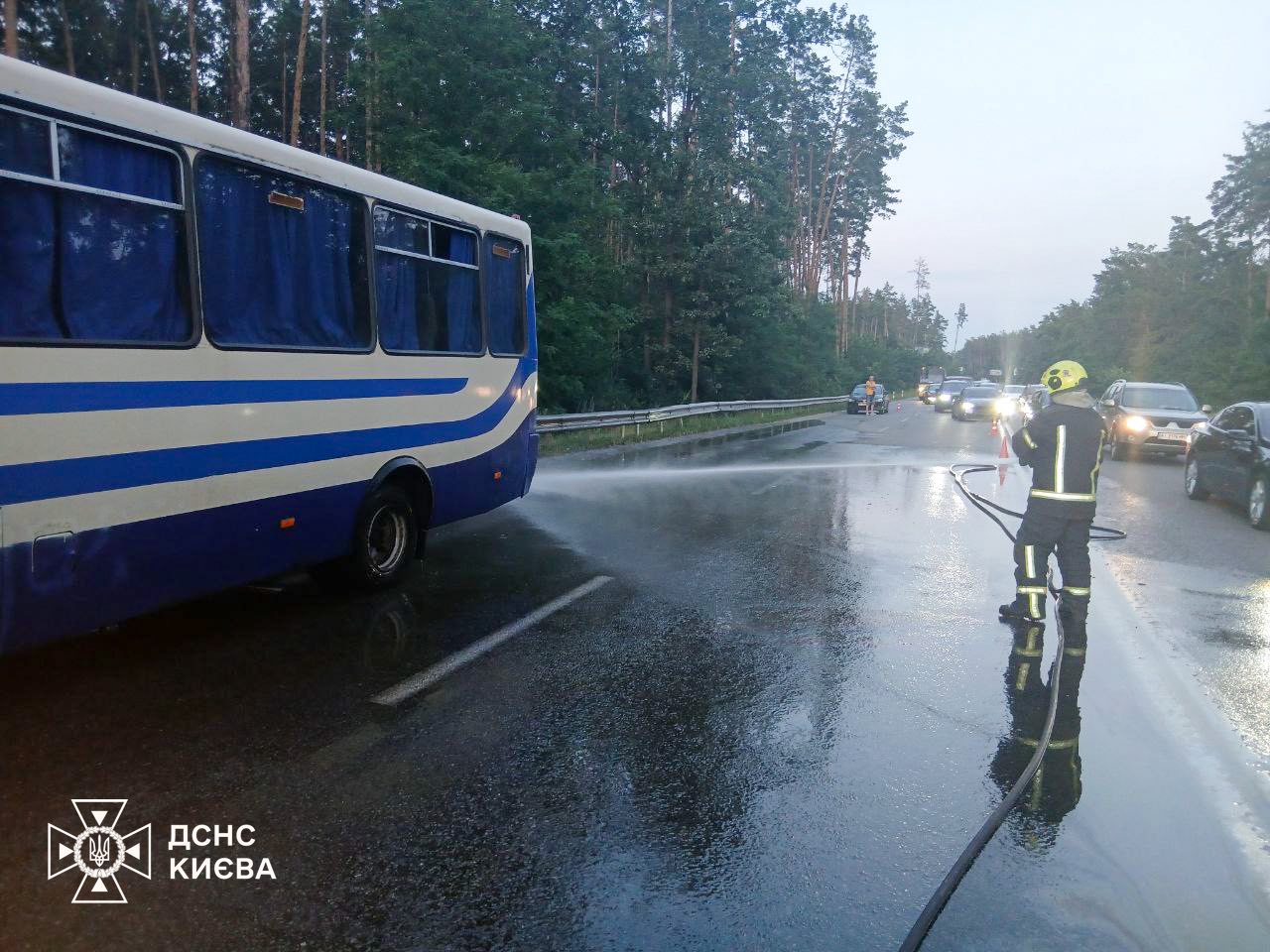 У Києві рейсовий автобус зіштовхнувся з джипом, є постраждалі