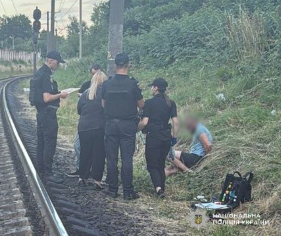 У Львові діти хотіли допомогти чоловікові, що лежав на колії, а він напав на них з ножицями