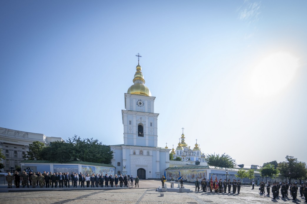 Зеленський вручив нагороди Героям України, рідним передав ордени посмертно