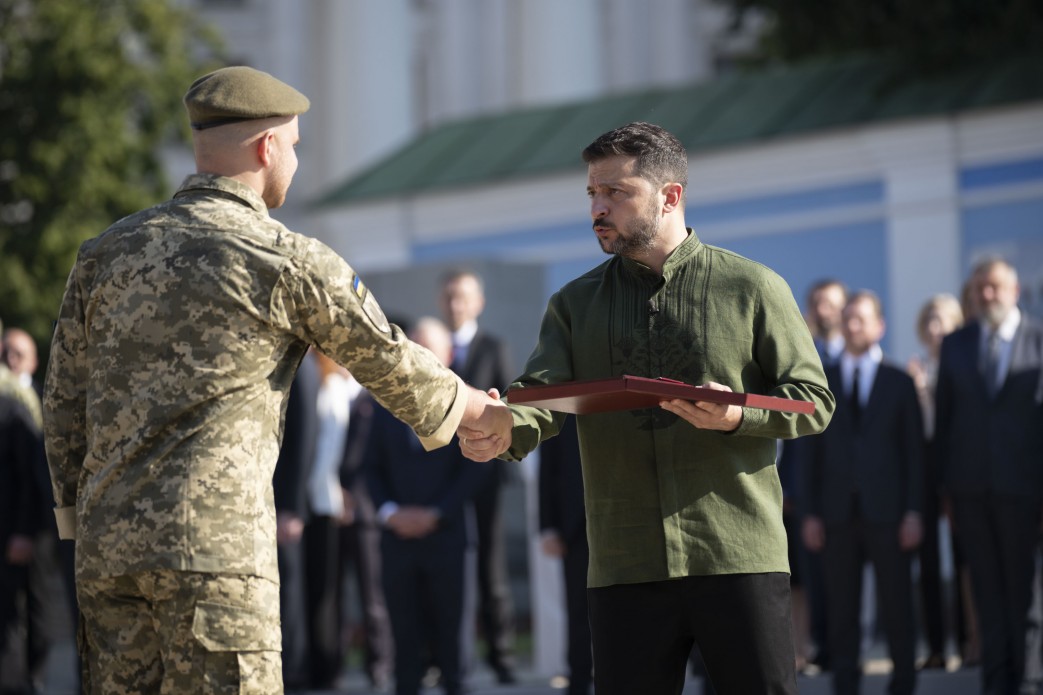 Зеленський вручив нагороди Героям України, рідним передав ордени посмертно - фото 3