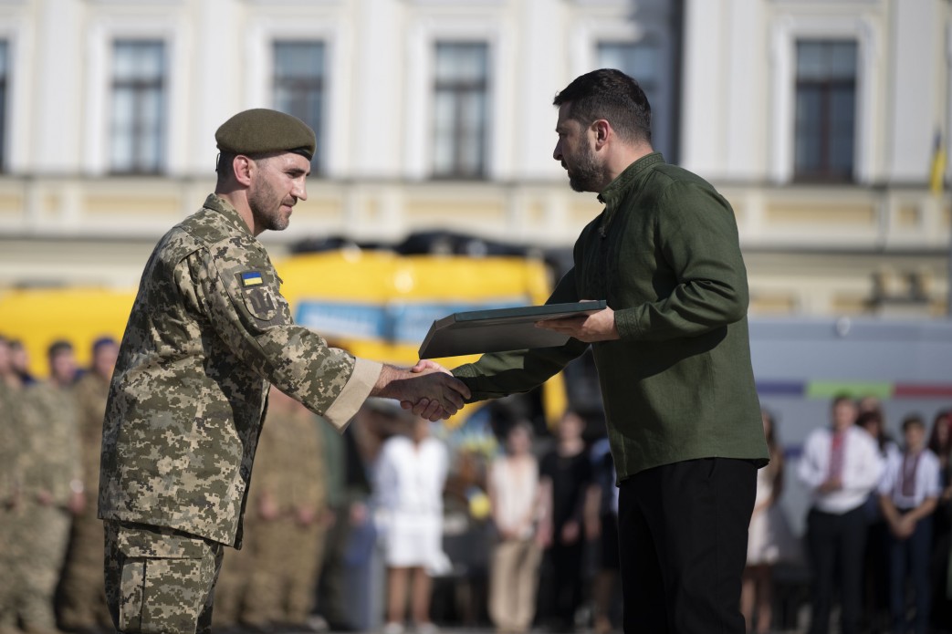 Зеленський вручив нагороди Героям України, рідним передав ордени посмертно - фото 4