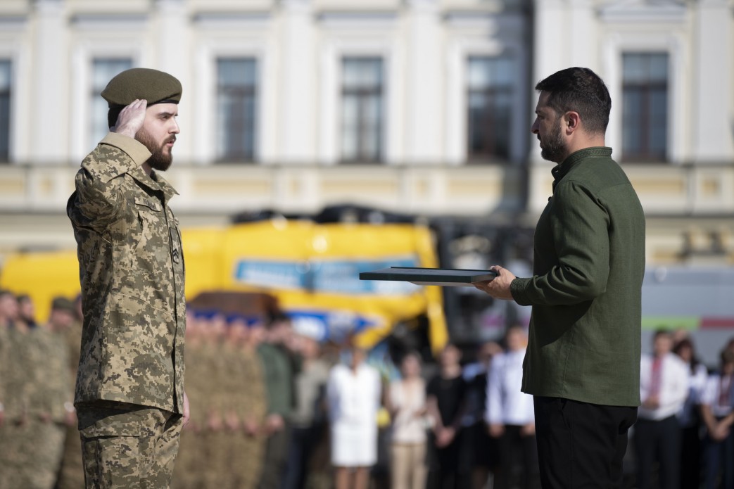 Зеленський вручив нагороди Героям України, рідним передав ордени посмертно - фото 6