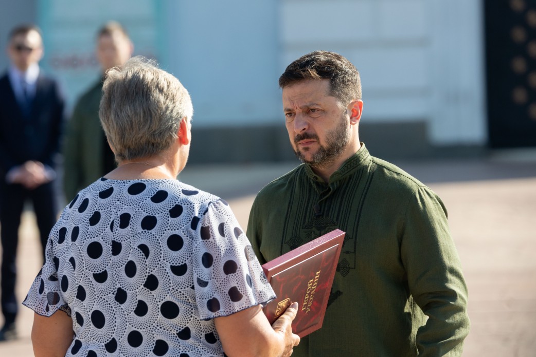 Зеленський вручив нагороди Героям України, рідним передав ордени посмертно - фото 8