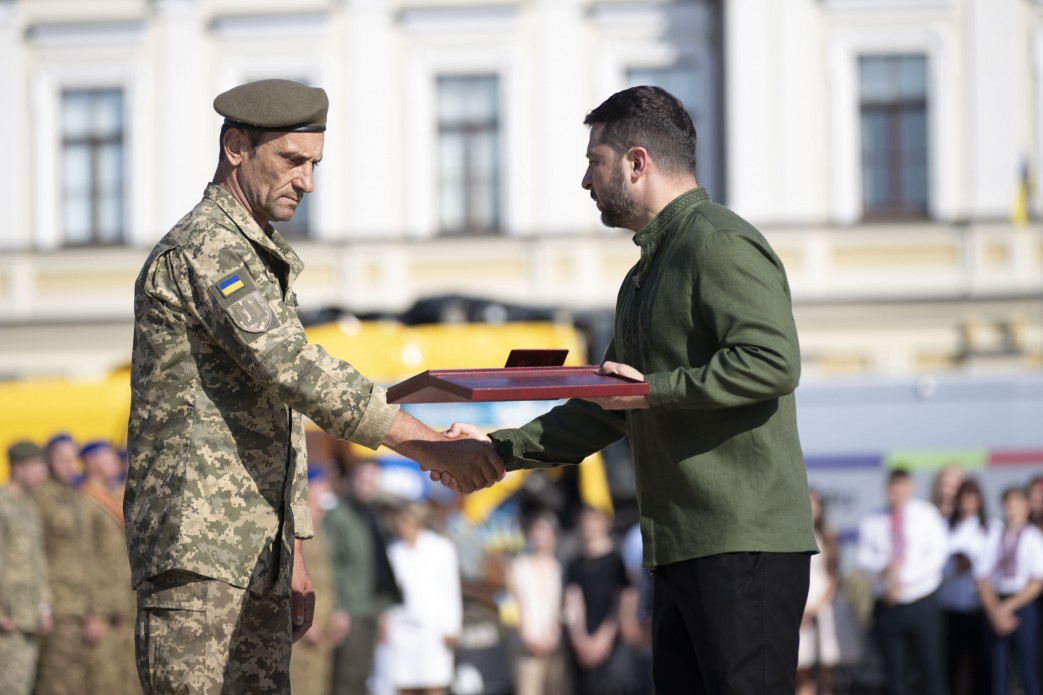 Зеленський вручив нагороди Героям України, рідним передав ордени посмертно - фото 9