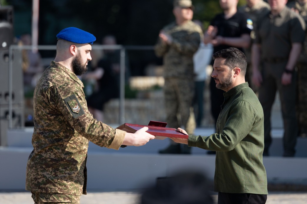 Зеленський вручив нагороди Героям України, рідним передав ордени посмертно - фото 11