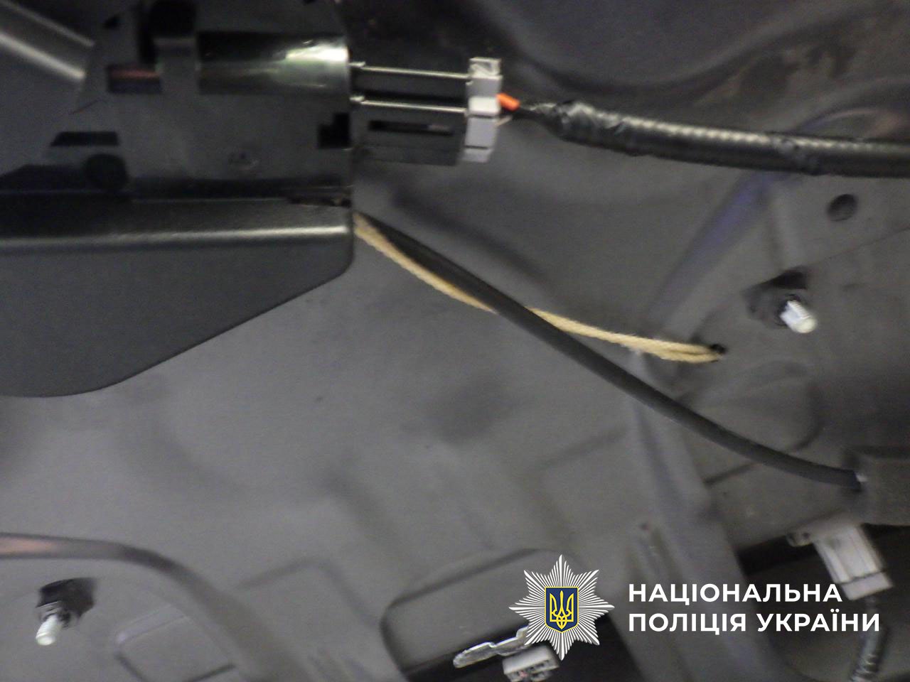 У Києві викрали 15 мільйонів гривень із багажника авто пункту обміну валют - фото 3