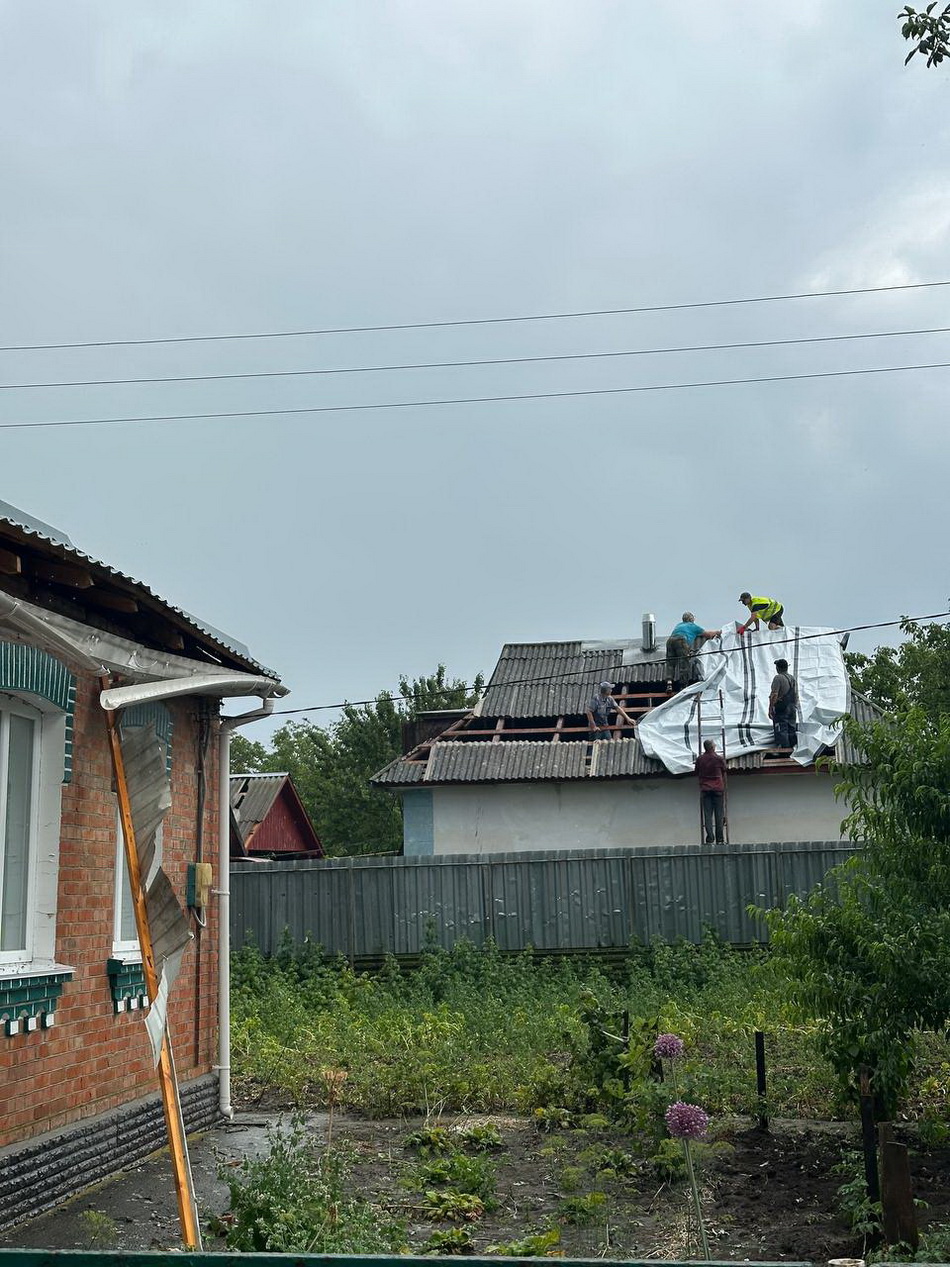 У Писарівці біля Вінниці пошкоджено 14 будинків: куди звертатись за допомогою - фото 2