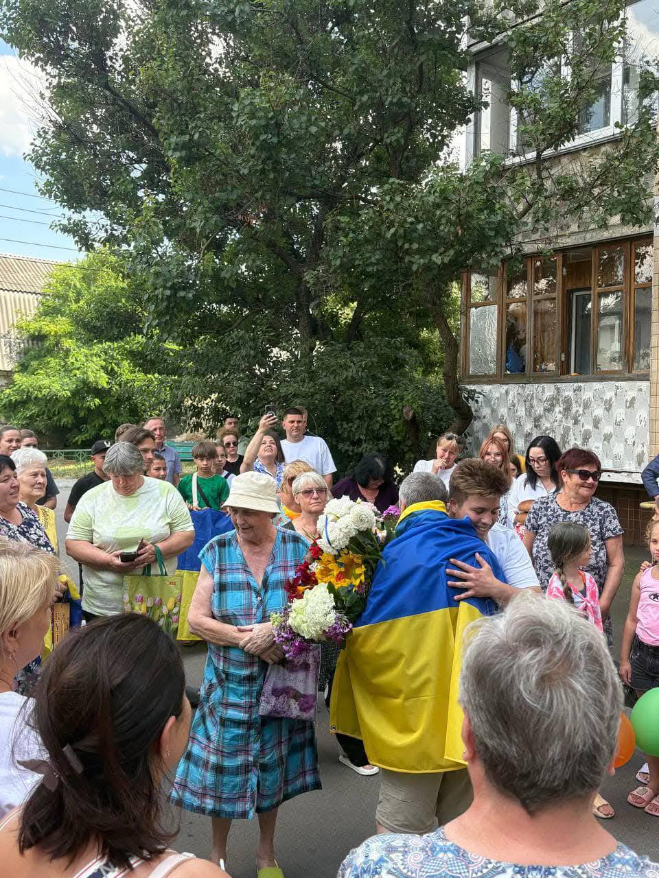 В громаді на Київщині зустріли військового, який повернувся з полону - фото 2