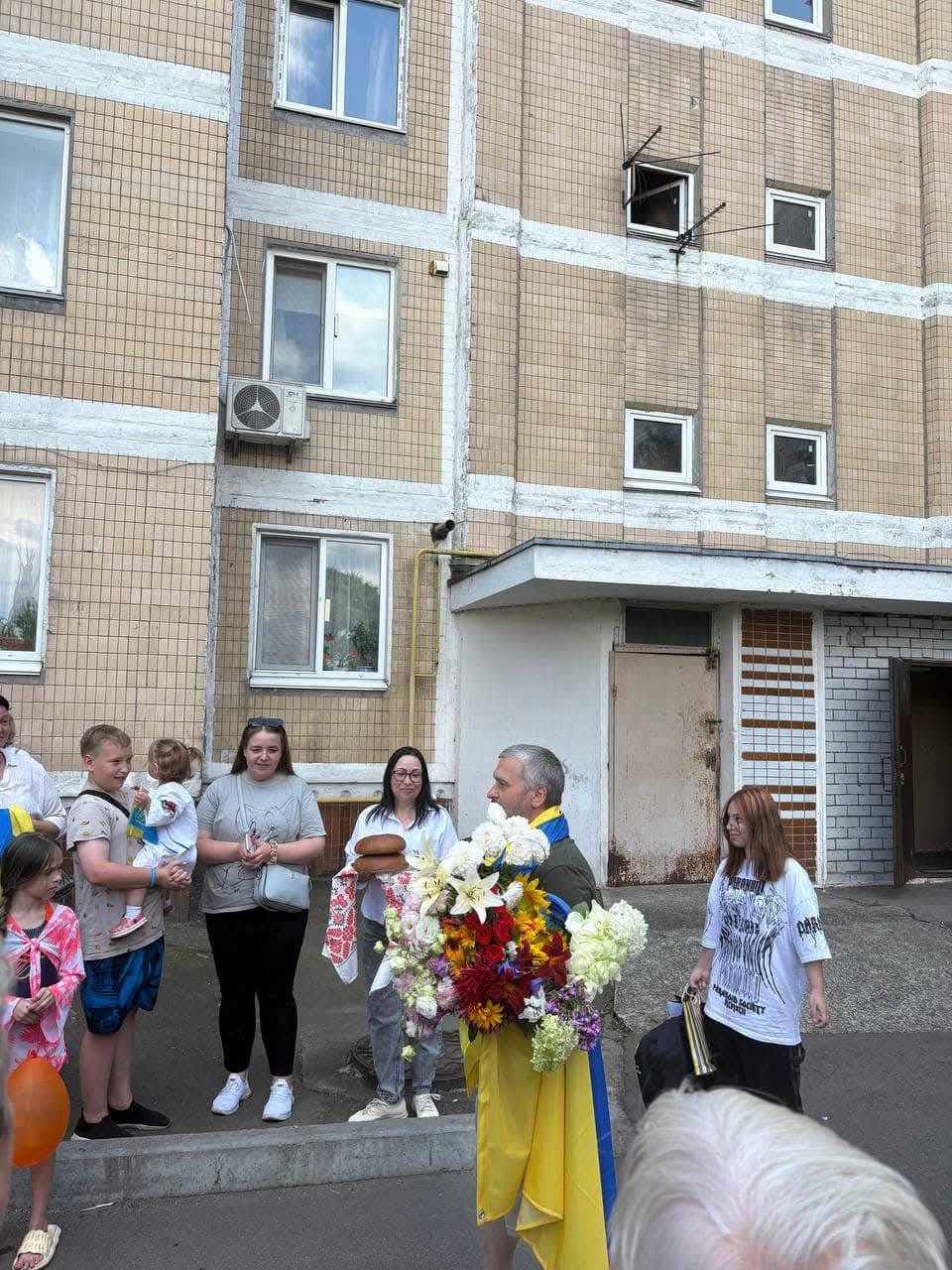 В громаді на Київщині зустріли військового, який повернувся з полону