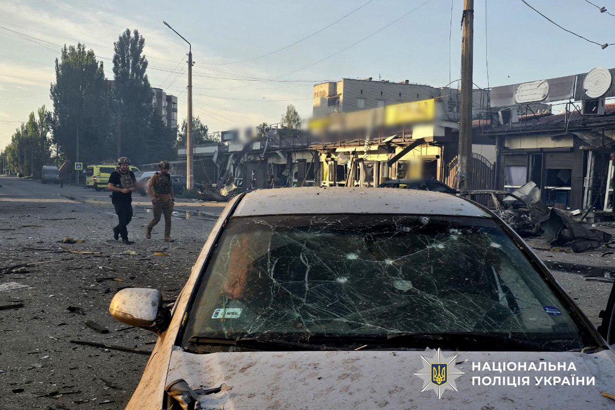 Росіяни скинули авіабомбу на «Аврору» у Добропіллі: поверхи «склалися», є жертви - фото 2