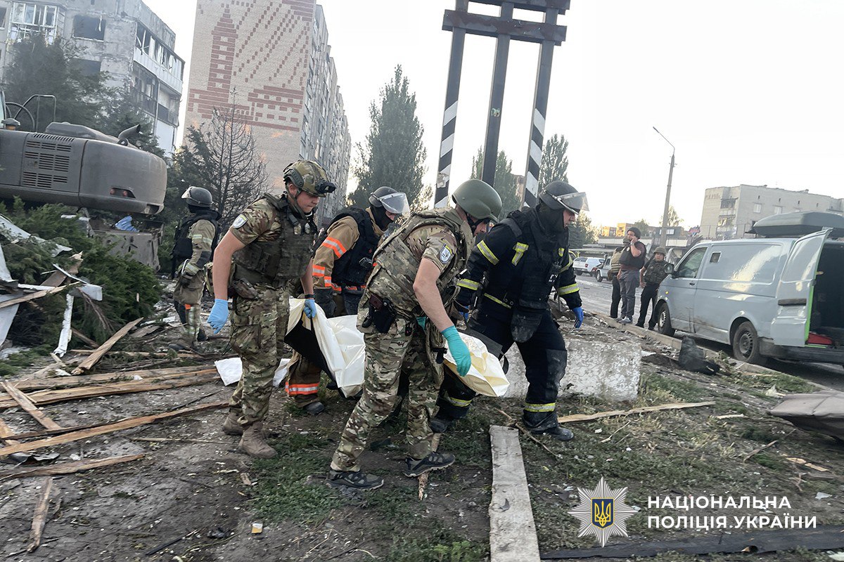Росіяни скинули авіабомбу на «Аврору» у Добропіллі: поверхи «склалися», є жертви