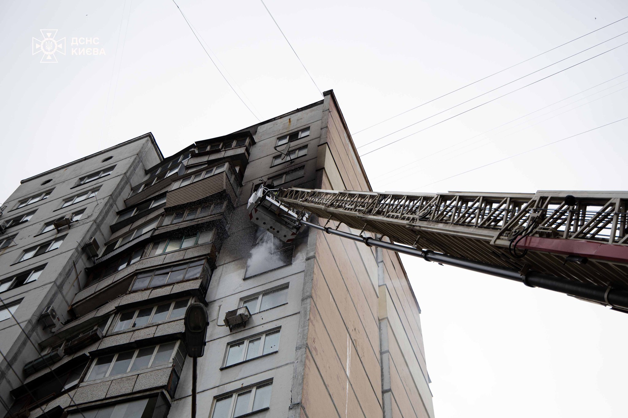 У Києві під час пожежі в багатоповерхівці врятували 5 людей і собаку - фото 2