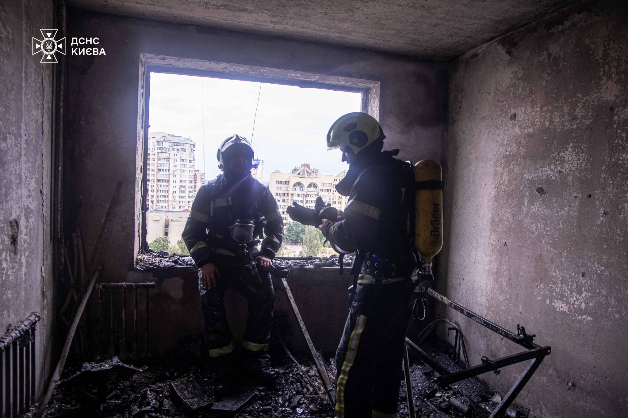 У Києві під час пожежі в багатоповерхівці врятували 5 людей і собаку