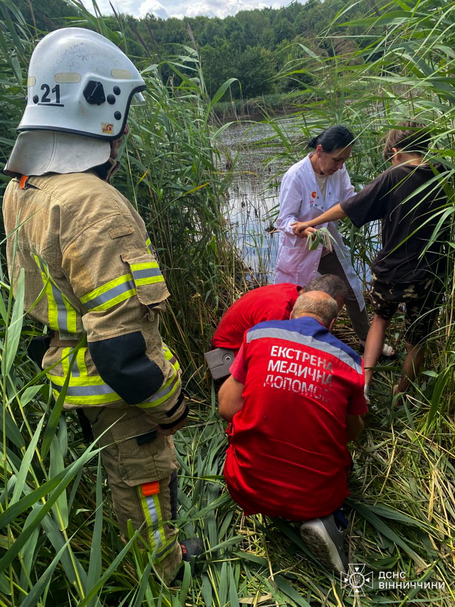 Рятувальники Вінниччини доправили в лікарню дитину з цвяхами у нозі