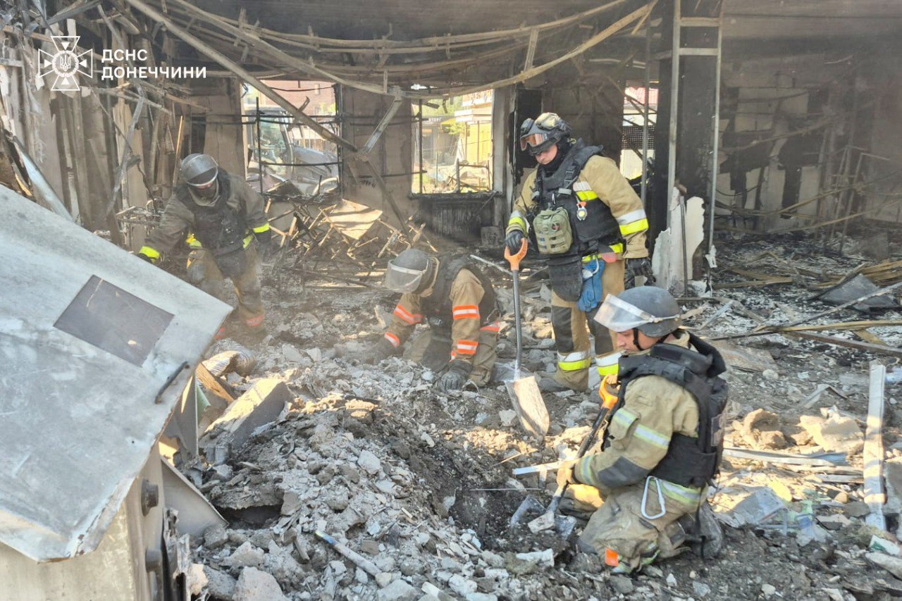 У Добропіллі розібрали завали знищеного бомбою магазину – 4 загиблих