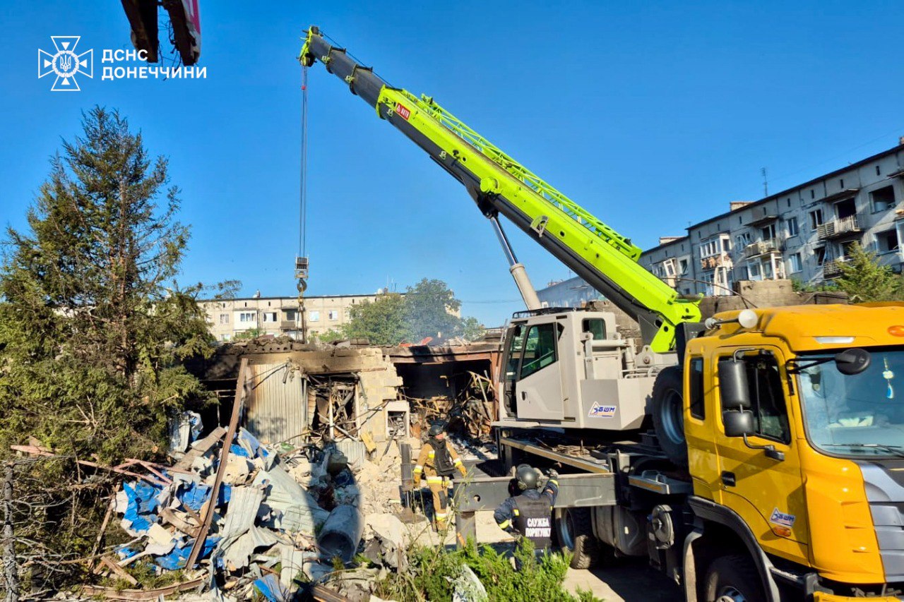 У Добропіллі розібрали завали знищеного бомбою магазину – 4 загиблих - фото 2