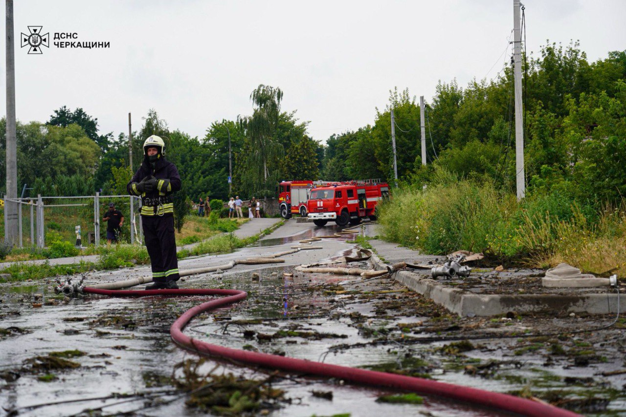 Рятувальники показали процес ліквідації наслідків атаки по Каневу