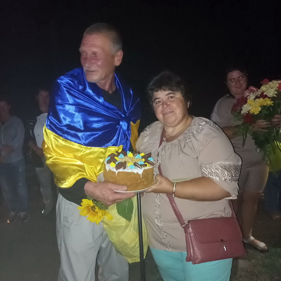 Усім селом приїхали на вокзал Вінниці, щоб зустріти звільненого з полону земляка