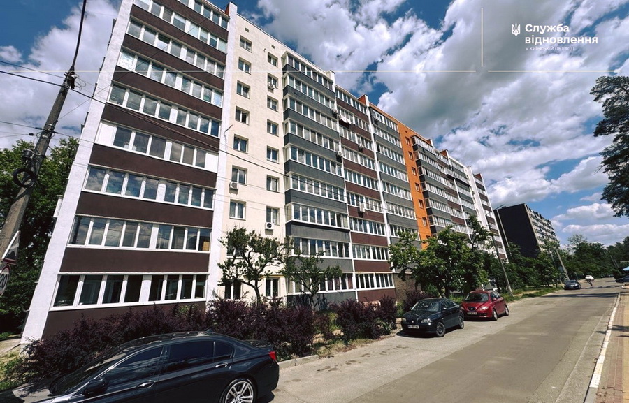 В Ірпені відновлюють будинок, що постраждав від бойових дій на початку війни