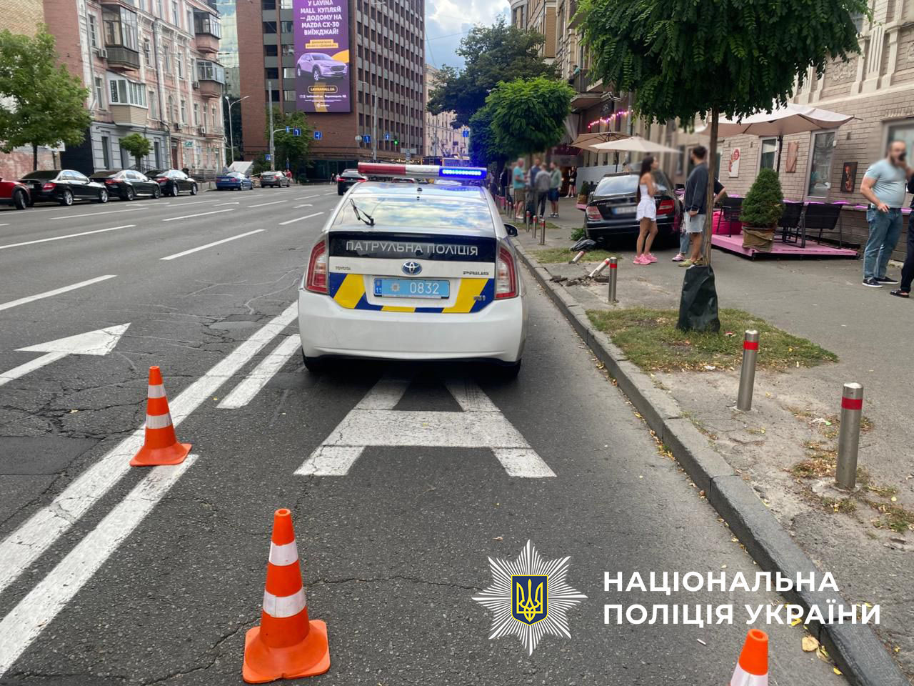 У водійки впав телефон: Mercedes в’їхав в людей на літній терасі у Києві