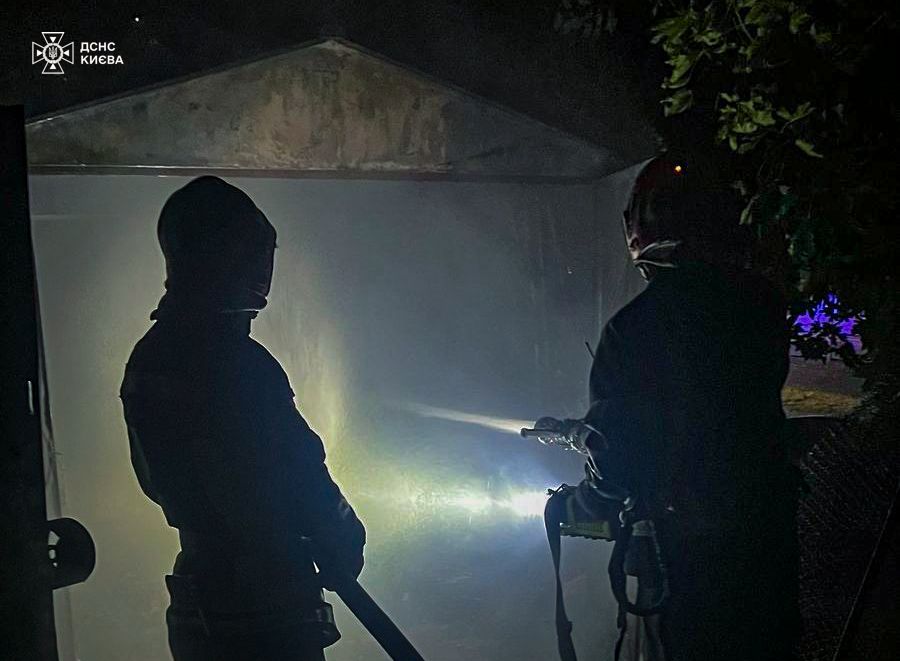 У Києві горіли гаражі