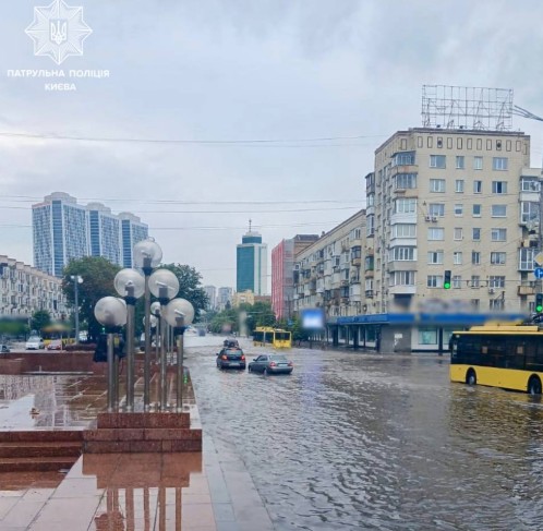 Через значні опади у столиці ускладнено рух транспорту