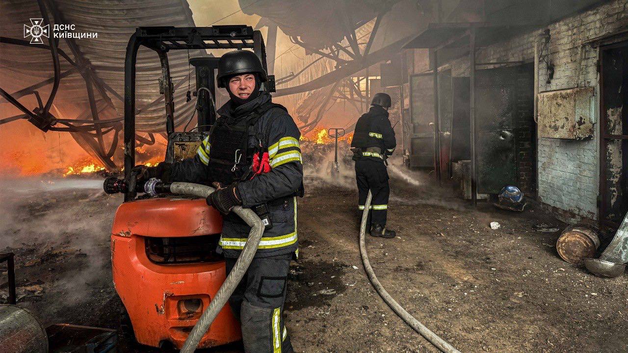 На Київщині внаслідок нічної атаки спалахнула масштабна пожежа