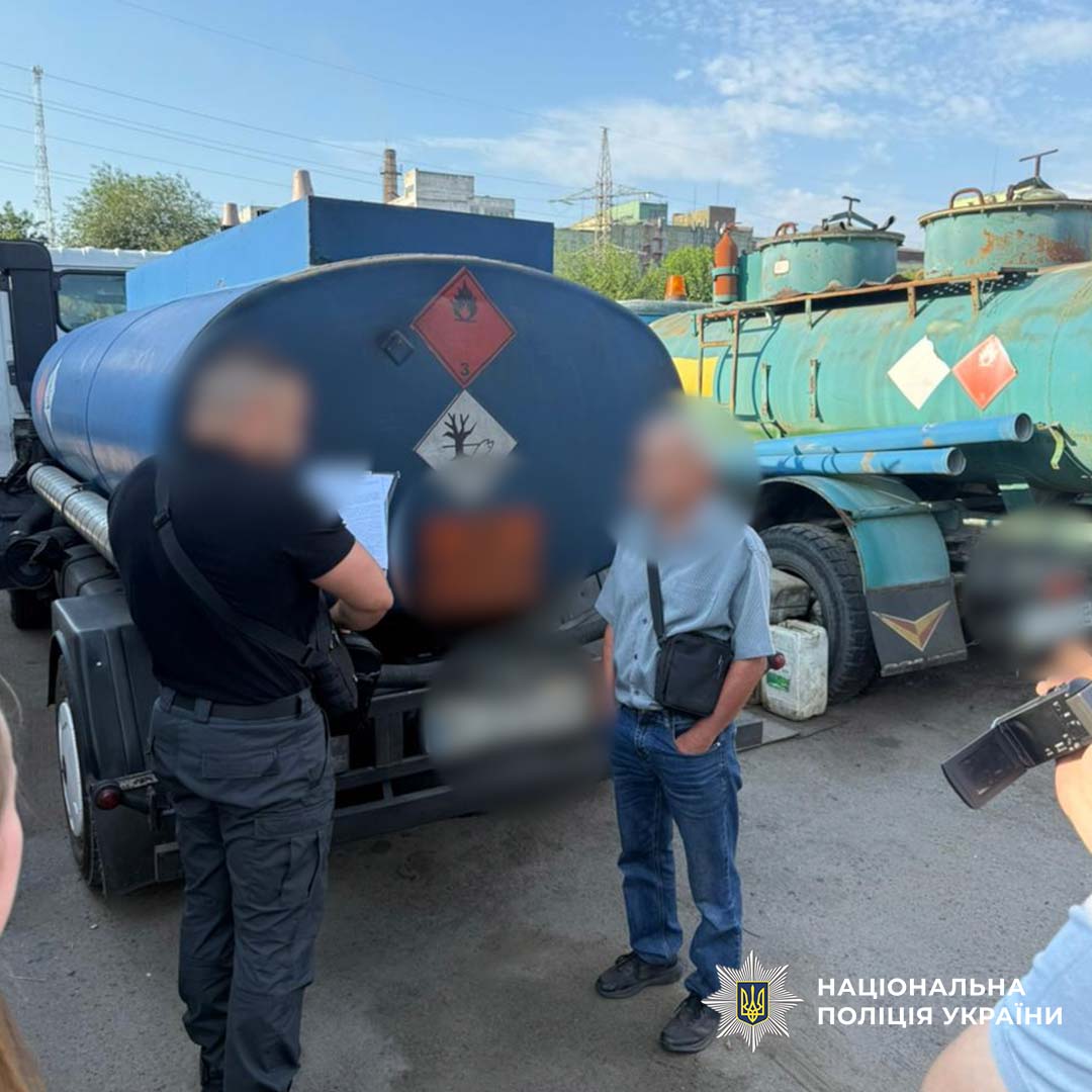 На Київщині викрили підпільний мінізавод із виробництва фальсифікованого пального - фото 2