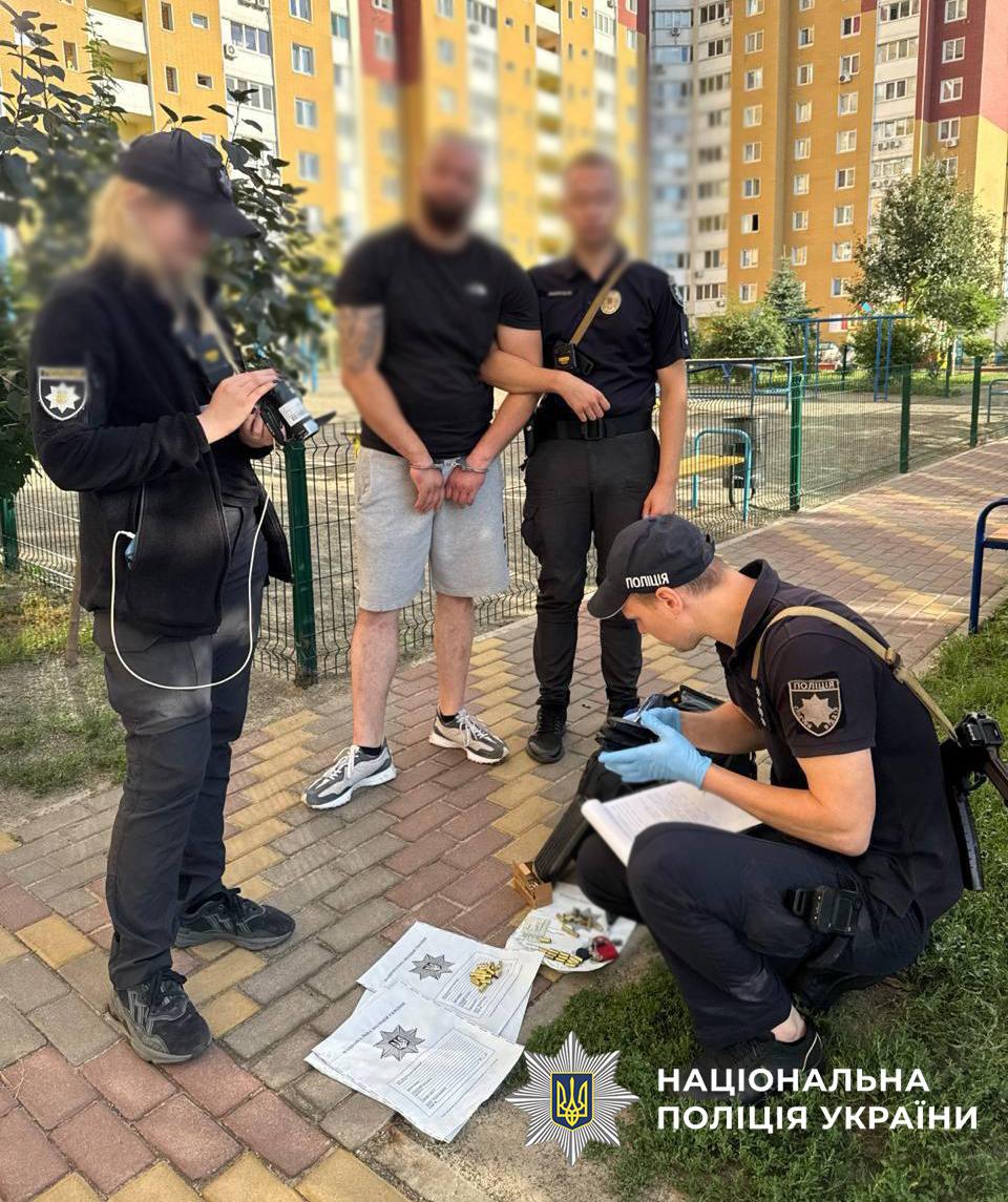 У Києві чоловік стріляв в авто з травмата після сварки з водієм