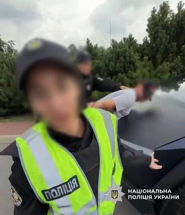 У Києві затримали блогерів, які знімали провокативні відео в формі поліції