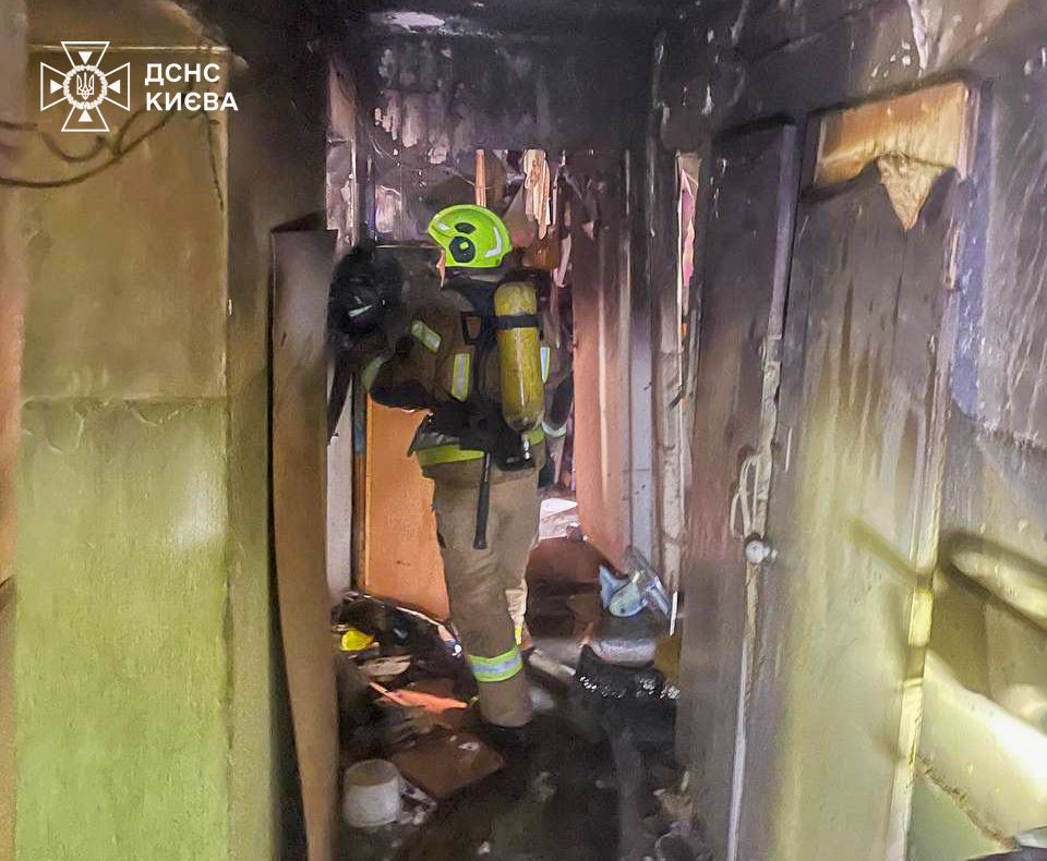 У Києві загорілася квартира в п’ятиповерхівці: одну людину госпіталізували з отруєнням продуктами горіння