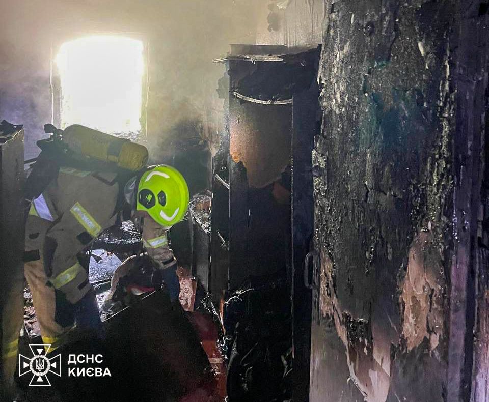 У Києві загорілася квартира в п’ятиповерхівці: одну людину госпіталізували з отруєнням продуктами горіння - фото 2