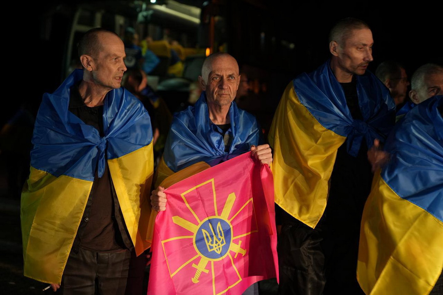 Відбувся новий етап обміну полоненими: Україна повернула додому своїх захисників - фото 3
