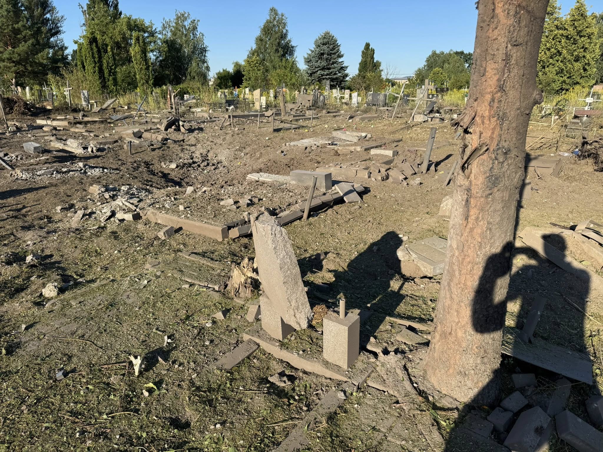 Внаслідок атаки росіян у Черкасах пошкоджено цвинтар - фото 2