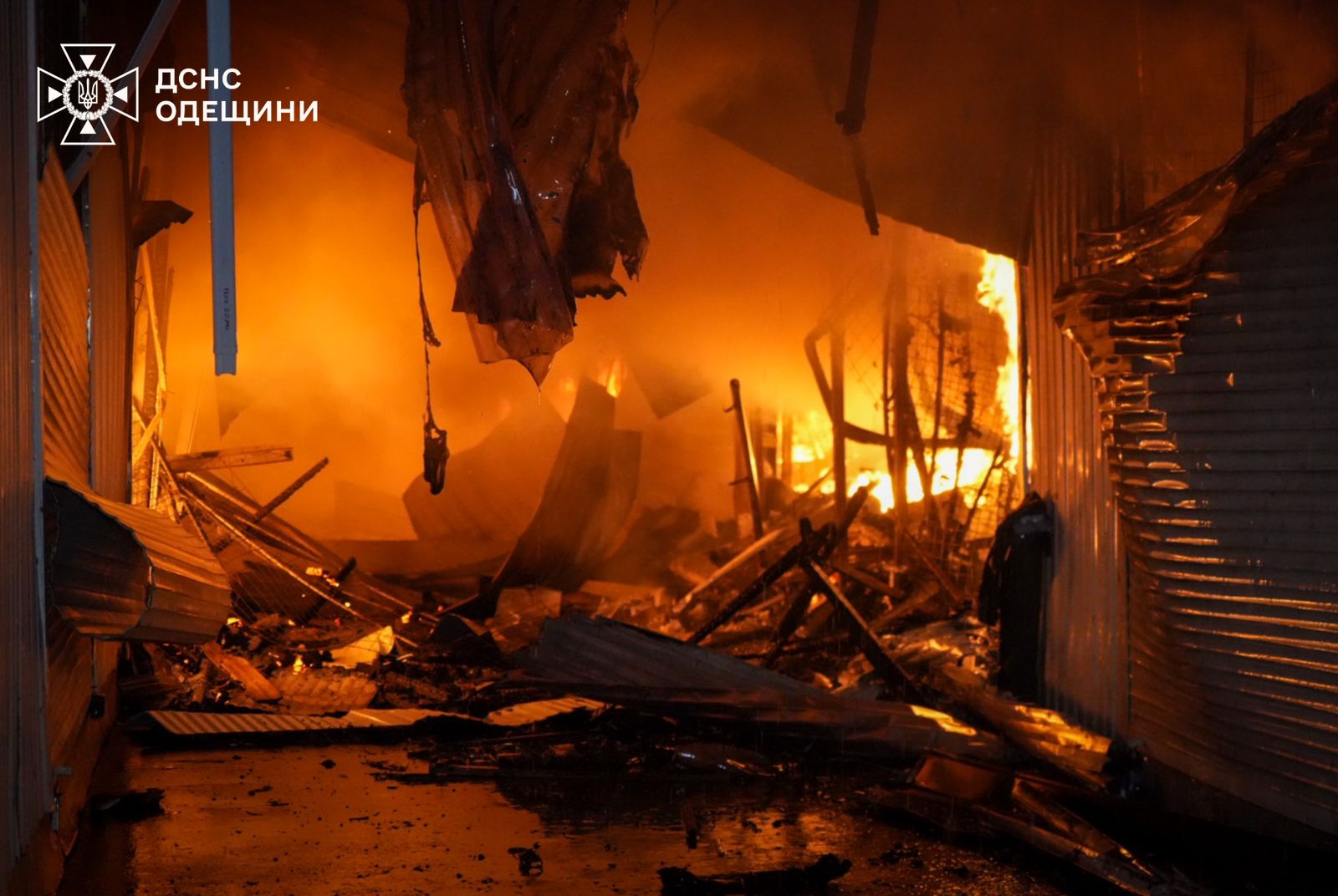 Нічна атака РФ: у Черкасах поранені, в Одесі — пожежа на ринку «Привоз» та зруйновано житловий будинок - фото 5