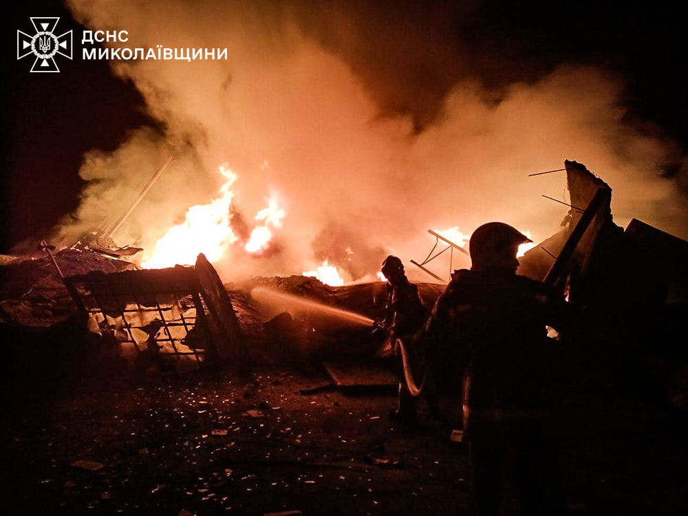 Нічна атака РФ: у Черкасах поранені, в Одесі — пожежа на ринку «Привоз» та зруйновано житловий будинок - фото 6