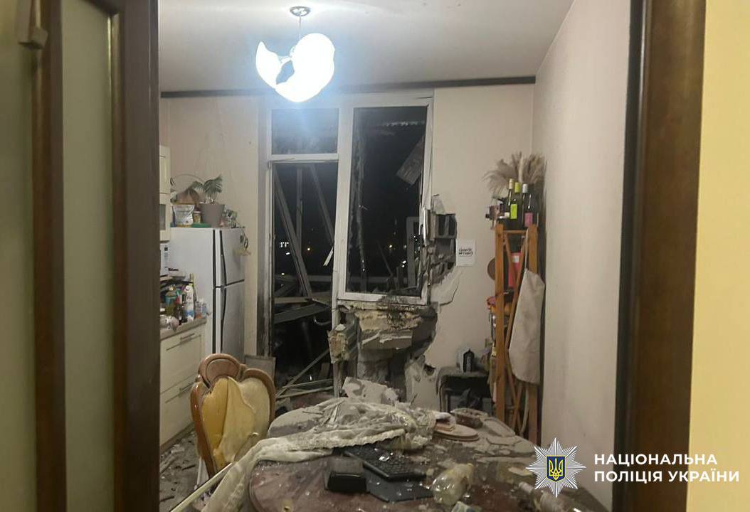 У Києві пошкоджена багатоповерхівка і є постраждалі внаслідок обстрілу - фото 2