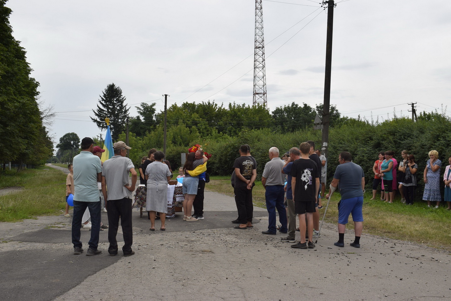 Обійми, прапори та квіти: усім селом на Вінниччині зустрічали воїна після полону - фото 13