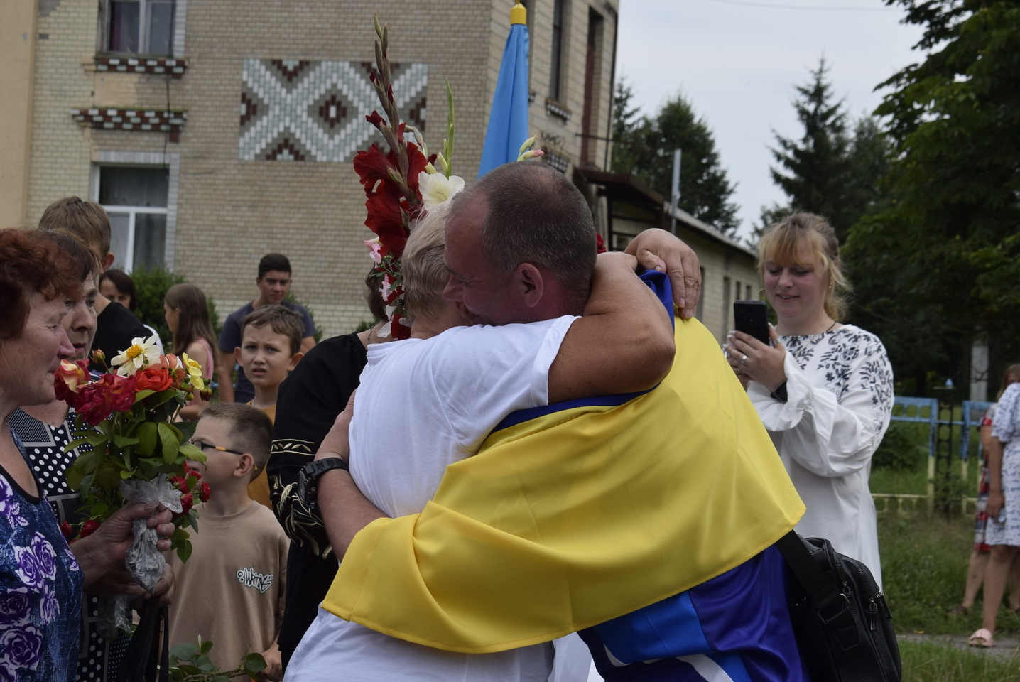 Обійми, прапори та квіти: усім селом на Вінниччині зустрічали воїна після полону - фото 12