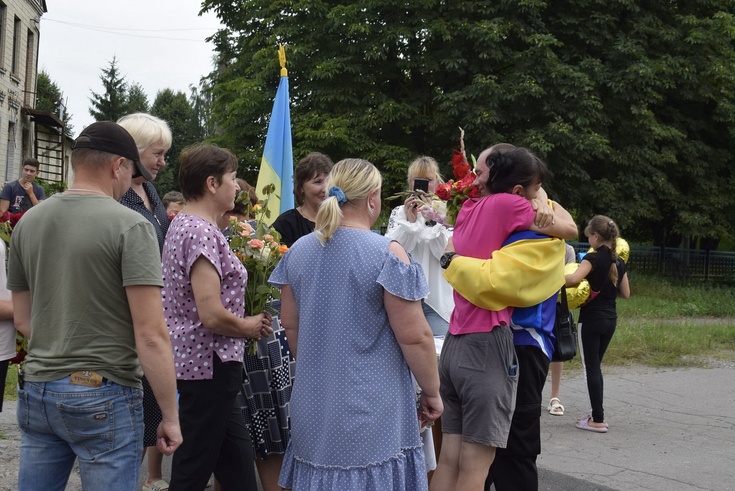 Обійми, прапори та квіти: усім селом на Вінниччині зустрічали воїна після полону - фото 6