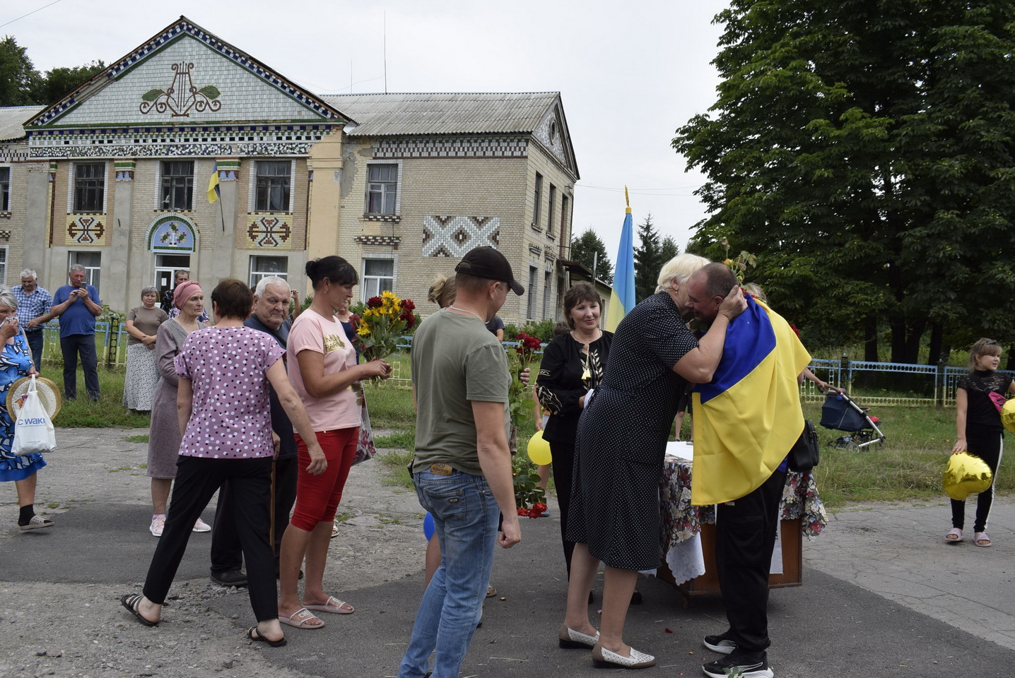 Обійми, прапори та квіти: усім селом на Вінниччині зустрічали воїна після полону - фото 11
