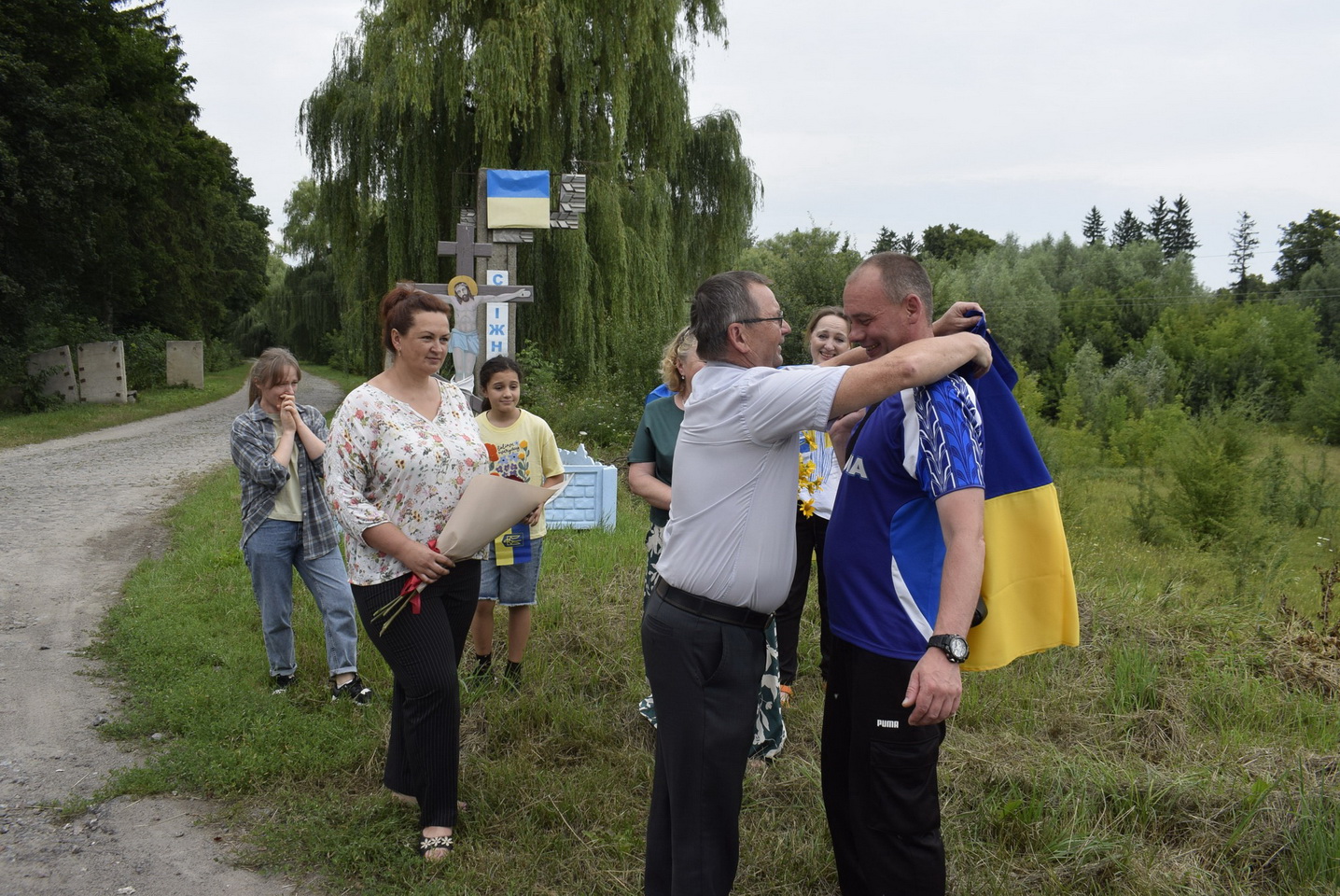 Обійми, прапори та квіти: усім селом на Вінниччині зустрічали воїна після полону - фото 3