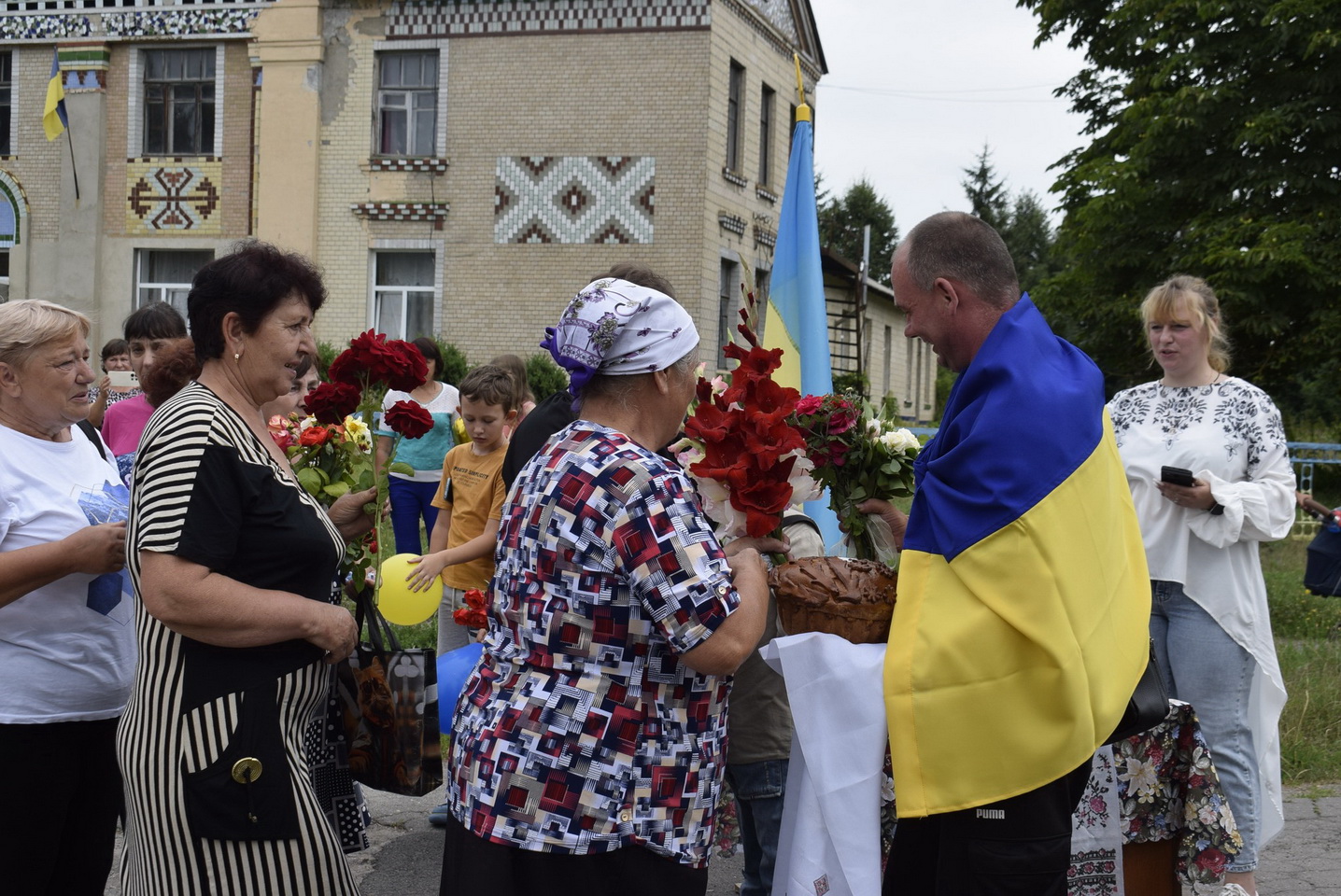 Обійми, прапори та квіти: усім селом на Вінниччині зустрічали воїна після полону - фото 7