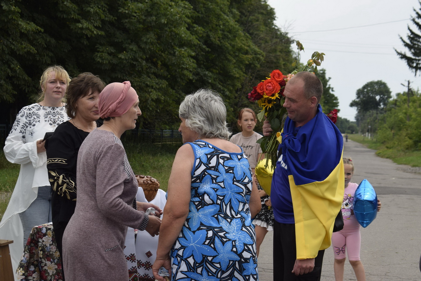 Обійми, прапори та квіти: усім селом на Вінниччині зустрічали воїна після полону - фото 8