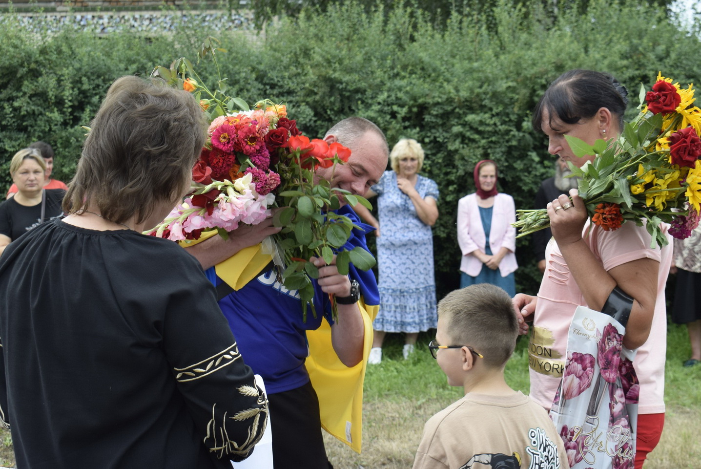 Обійми, прапори та квіти: усім селом на Вінниччині зустрічали воїна після полону - фото 5