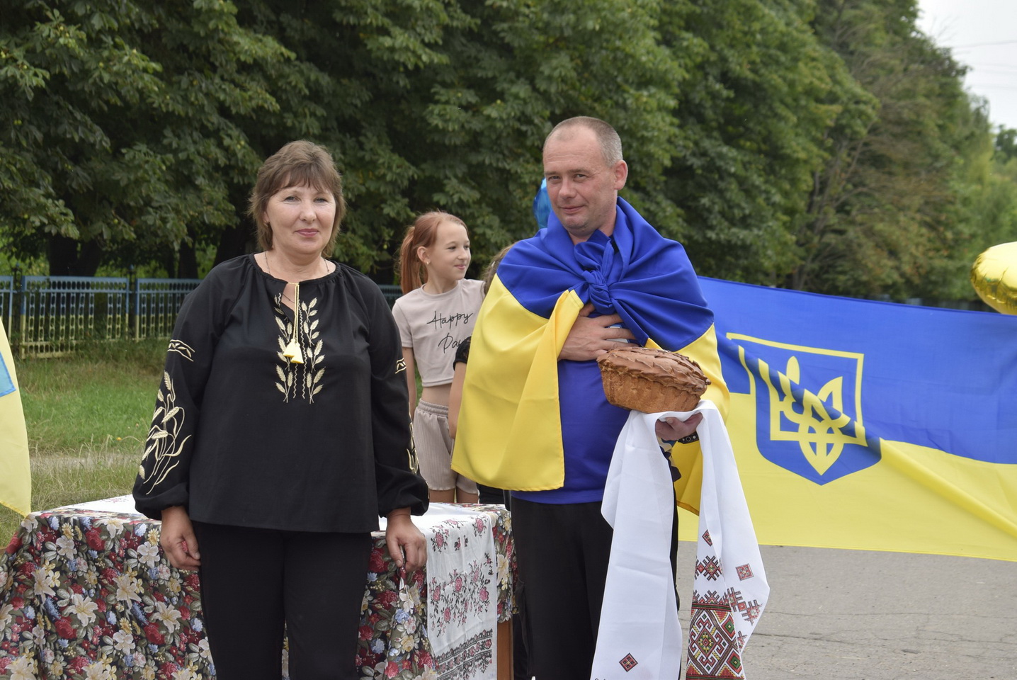 Обійми, прапори та квіти: усім селом на Вінниччині зустрічали воїна після полону - фото 2