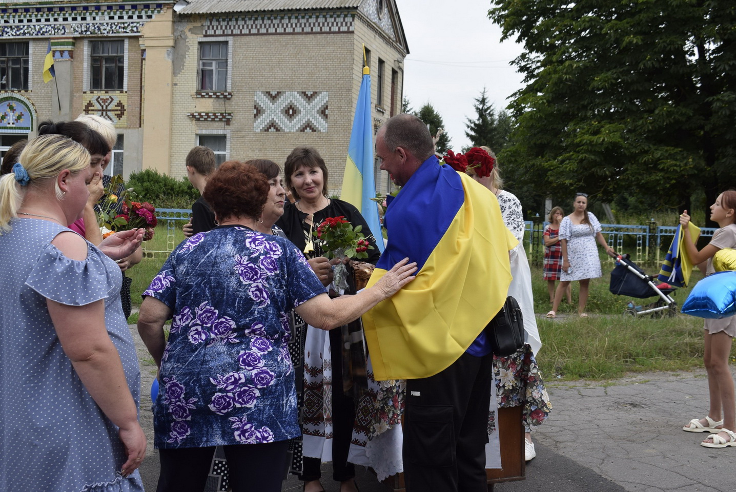 Обійми, прапори та квіти: усім селом на Вінниччині зустрічали воїна після полону - фото 9