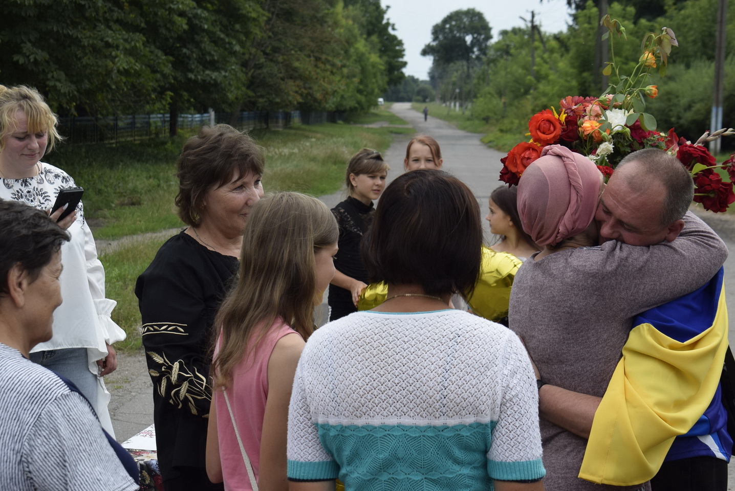 Обійми, прапори та квіти: усім селом на Вінниччині зустрічали воїна після полону - фото 15